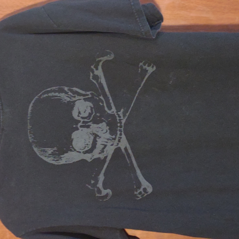 Tennessee River men's black skull Tshirt. Size medium. - Picture 6 of 6